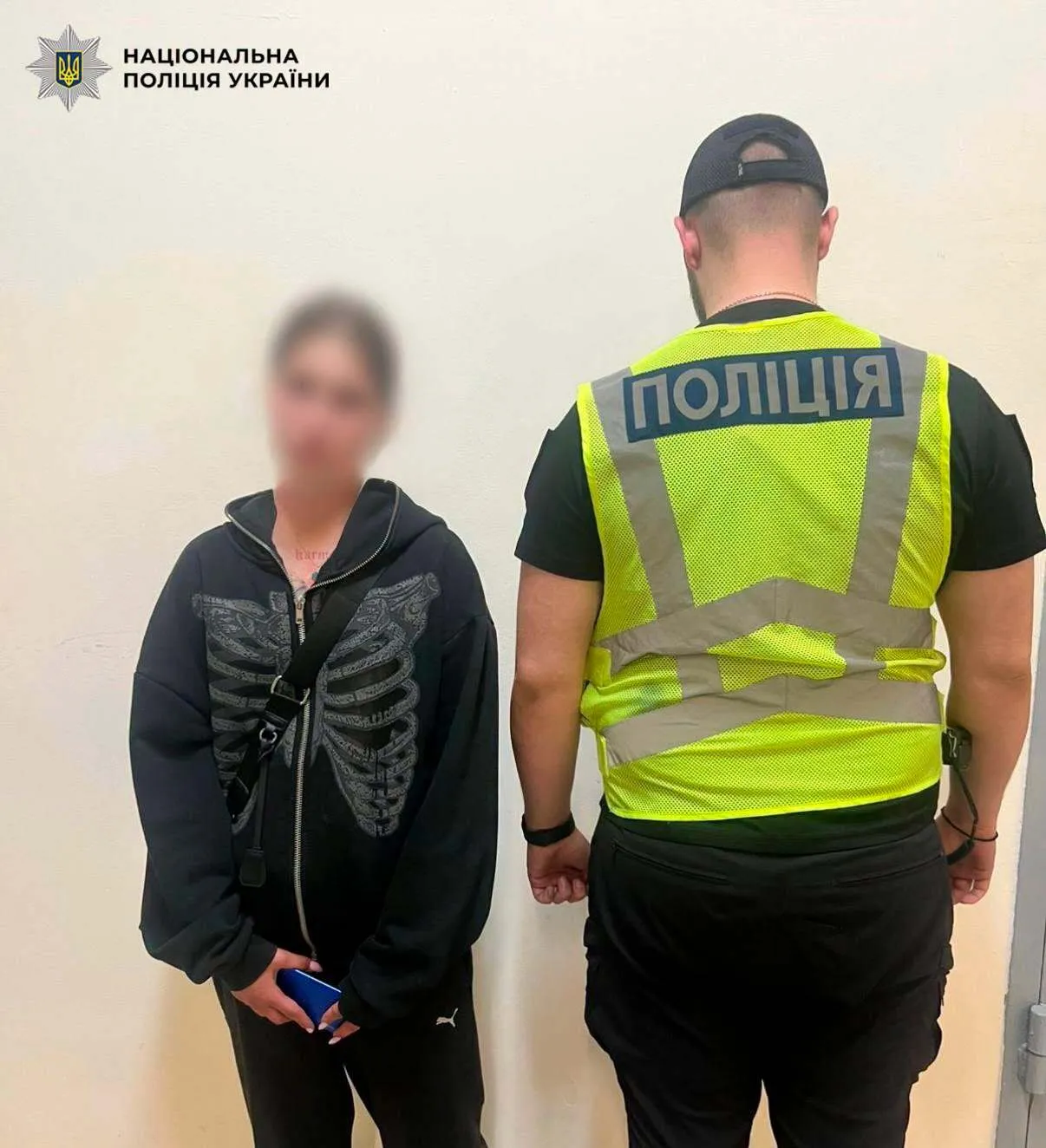 В Киеве пьяная 18-летняя девушка из-за замечания напала на воина и травмировала его. Подробности дела
