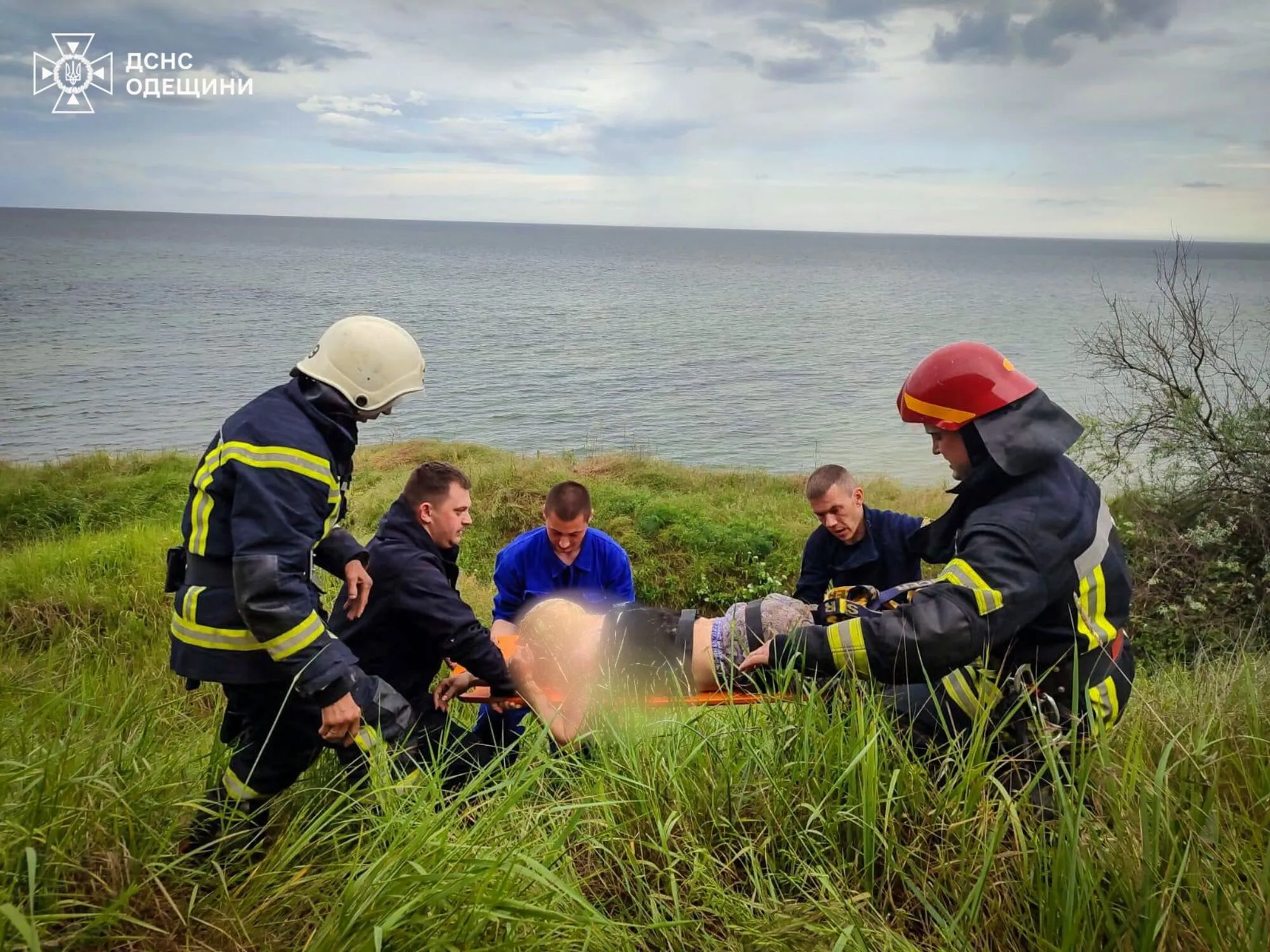 В Одесской области девушка сорвалась с крутого склона и сломала шею: очевидцы рассказали о трагедии. Фото