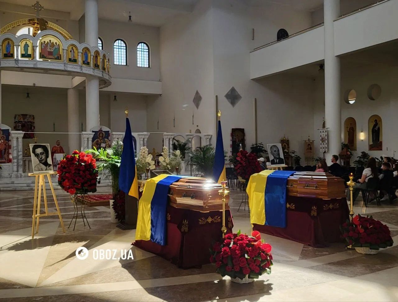 В Киев привезли останки лидера ОУН Андрея Мельника и его жены: началась церемония прощания. Фото и видео