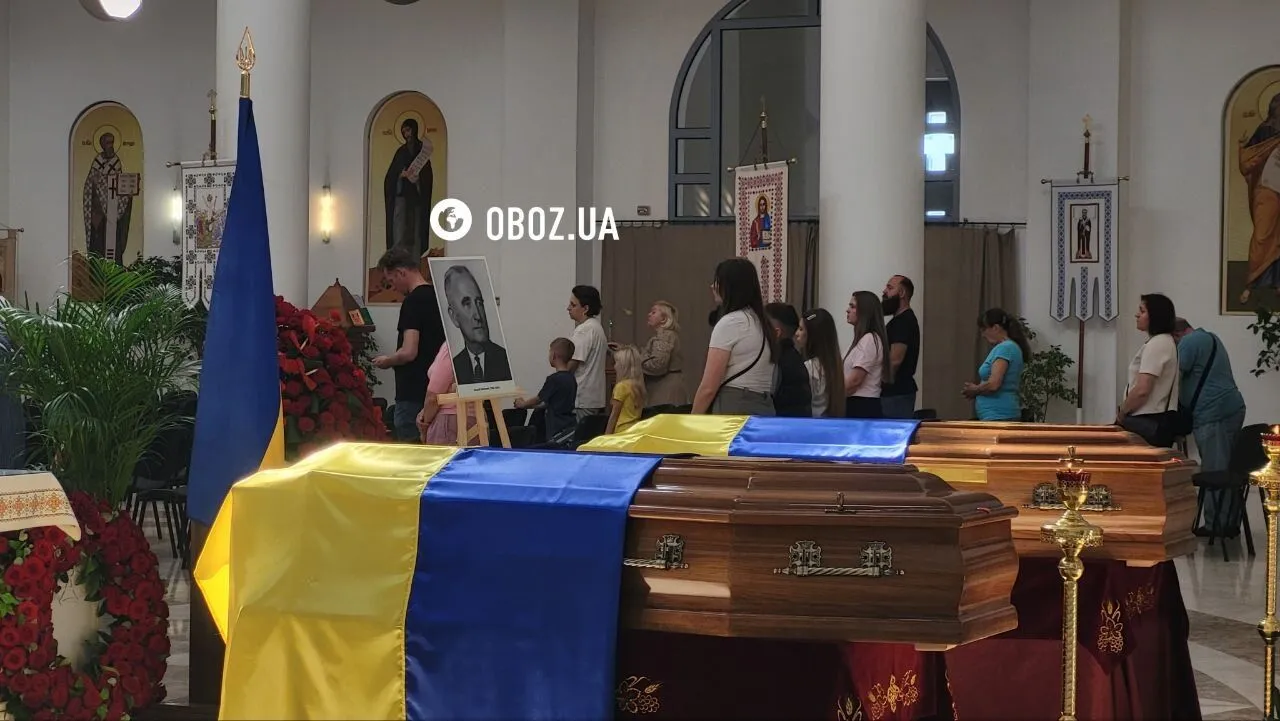 В Киев привезли останки лидера ОУН Андрея Мельника и его жены: началась церемония прощания. Фото и видео