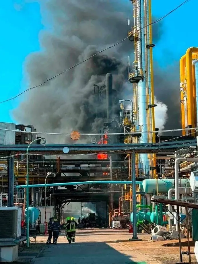 В Венгрии прогремел взрыв на заводе крупнейшей нефтегазовой компании MOL: есть погибший и пострадавшие. Фото
