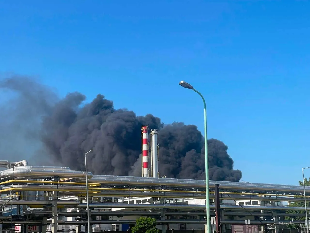 В Венгрии прогремел взрыв на заводе крупнейшей нефтегазовой компании MOL: есть погибший и пострадавшие. Фото