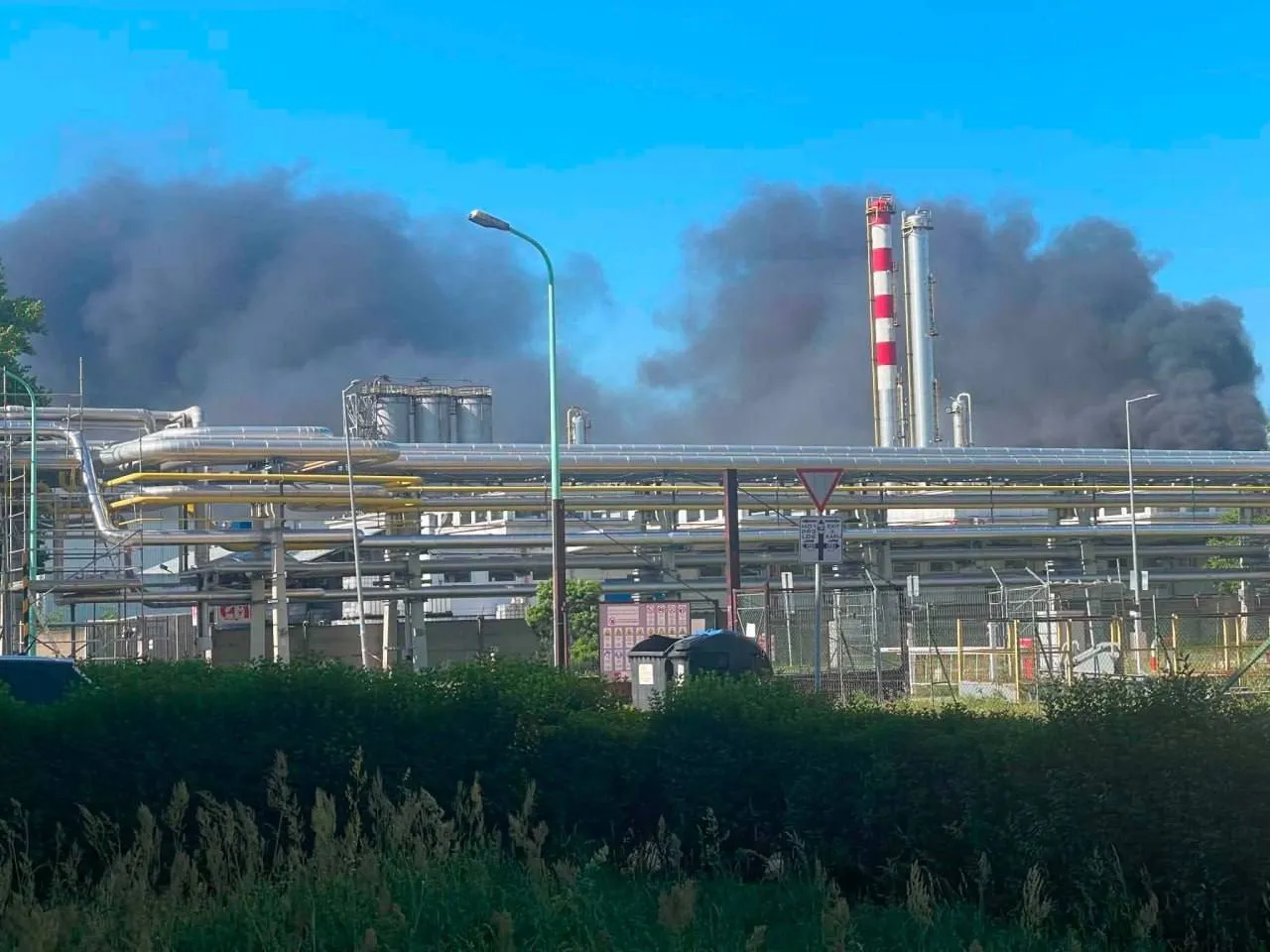 В Венгрии прогремел взрыв на заводе крупнейшей нефтегазовой компании MOL: есть погибший и пострадавшие. Фото