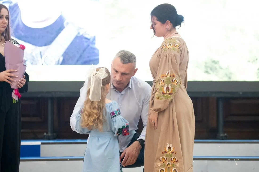 Кличко вручив медалі "Честь. Слава. Держава" родинам загиблих Захисників
