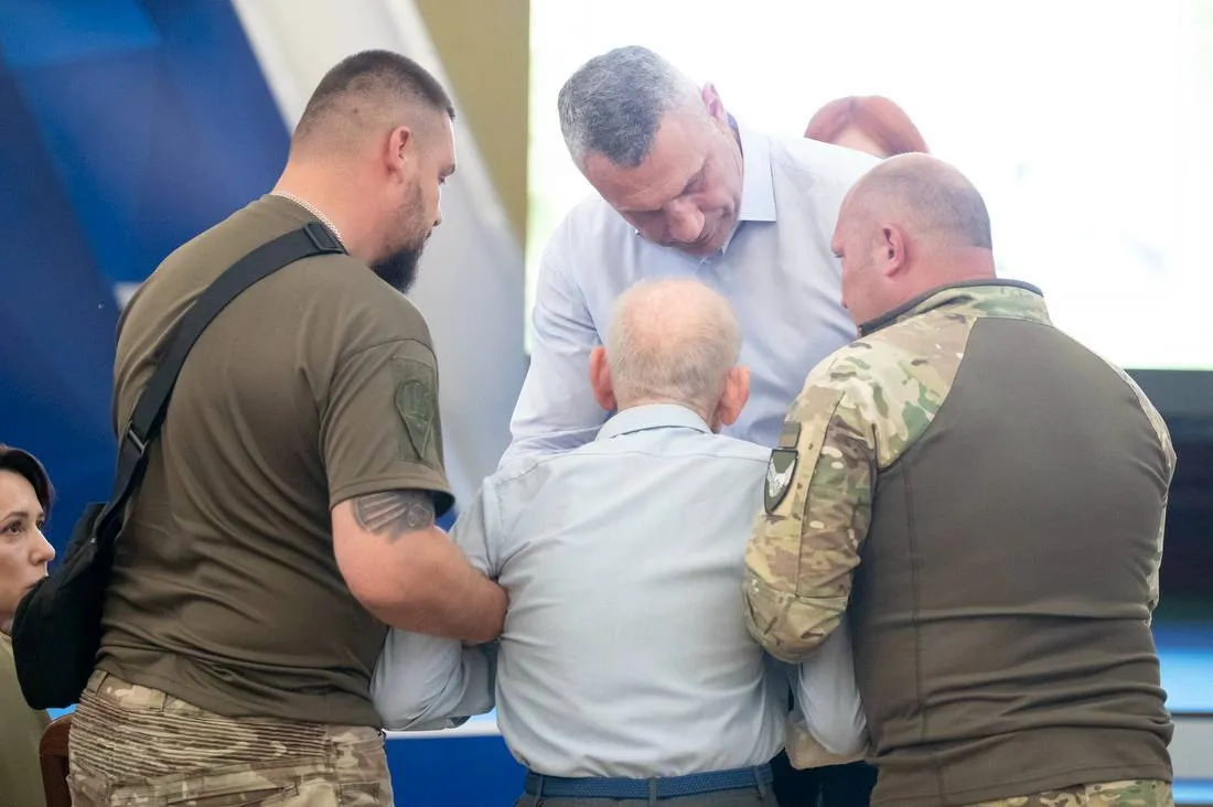 Кличко вручив медалі "Честь. Слава. Держава" родинам загиблих Захисників
