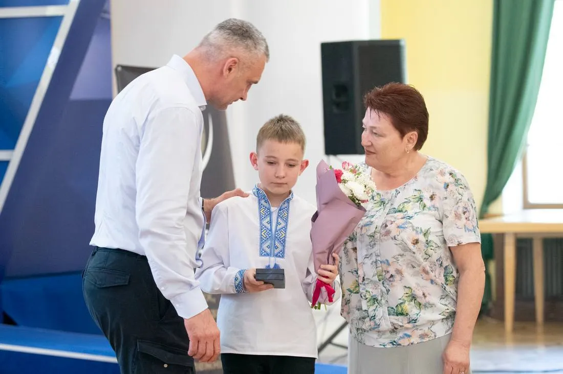Кличко вручив медалі "Честь. Слава. Держава" родинам загиблих Захисників