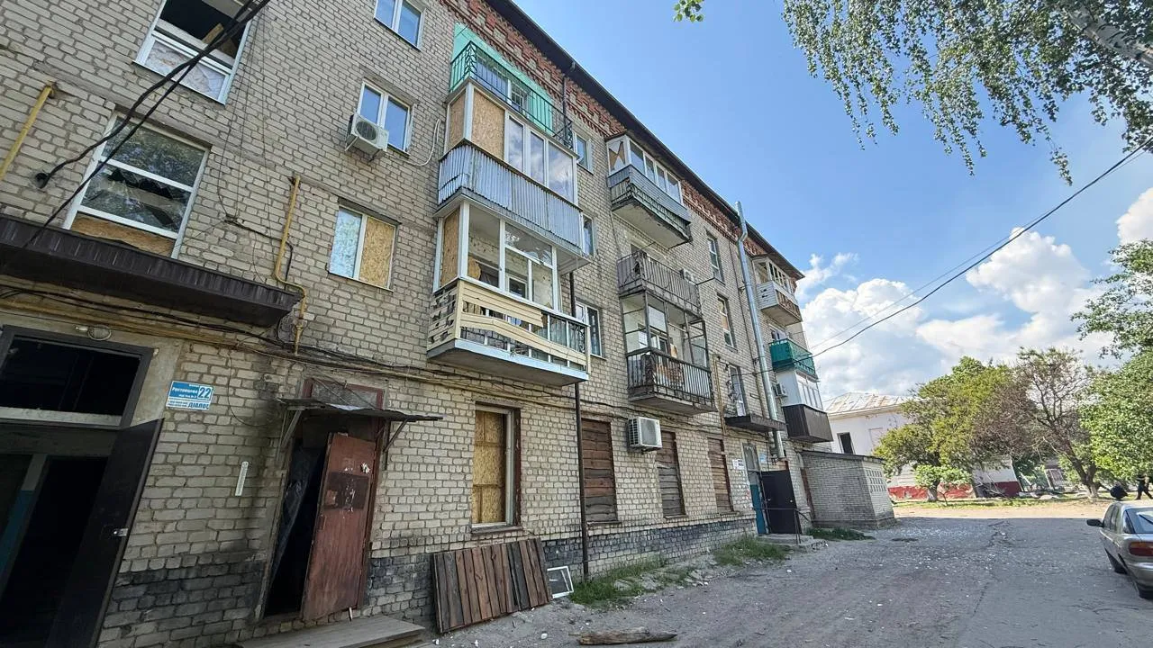 Окупанти РФ вдарили по центру Балаклії: четверо людей постраждали. Фото