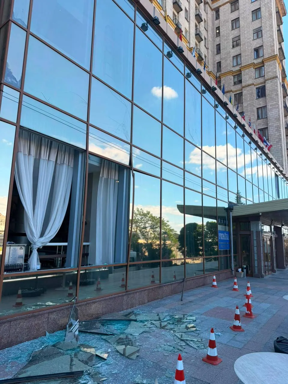 Повреждены гостиницы "Днепр" и "Украина"