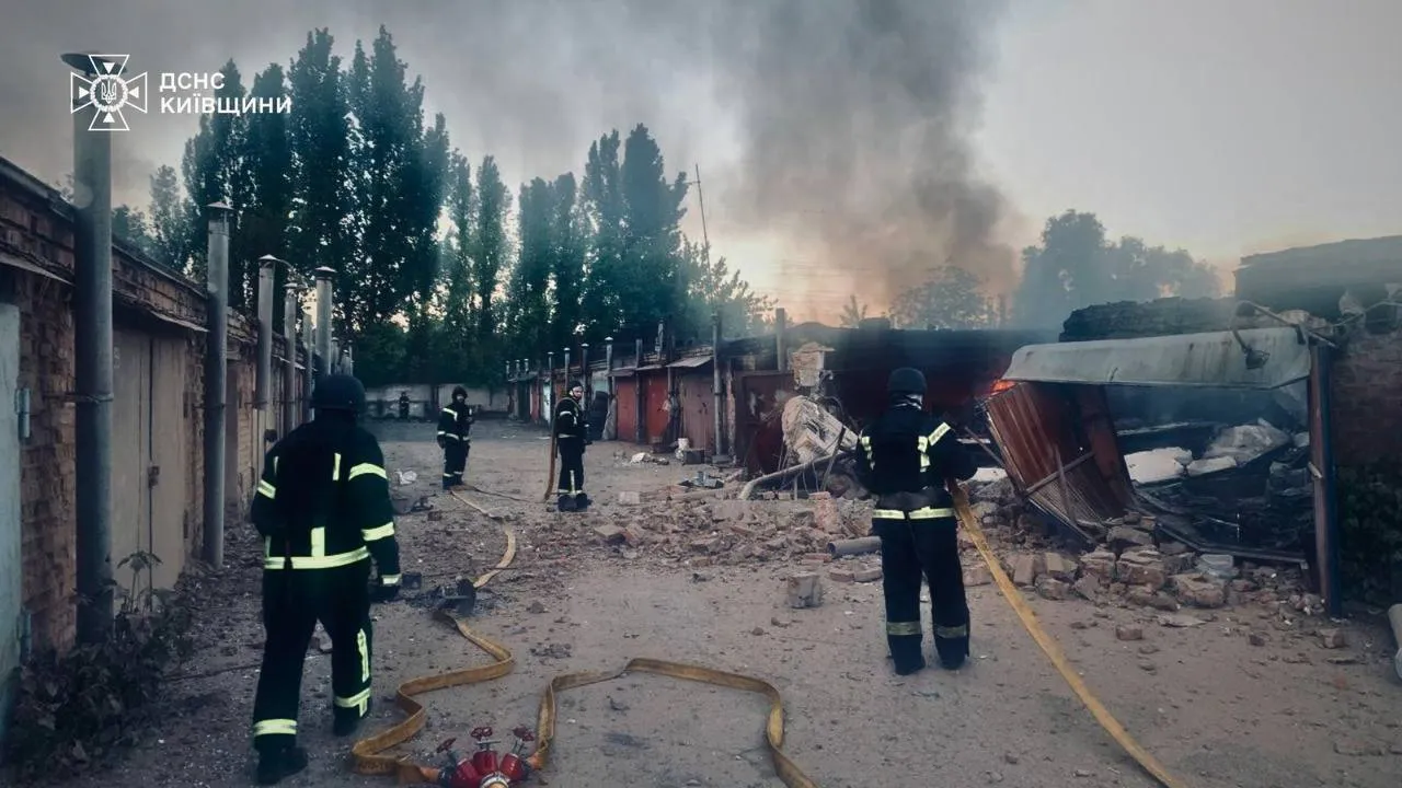 Влучання в будинок і пожежі: у ДСНС показали наслідки ударів РФ по Київщині