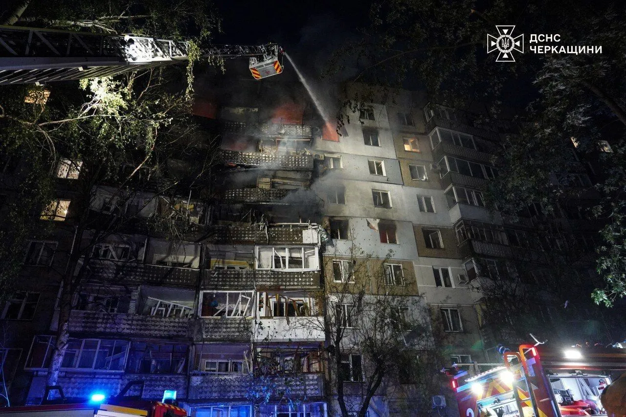 У Черкасах дрон окупантів вдарив по багатоповерхівці: багато постраждалих. Фото та відео наслідків