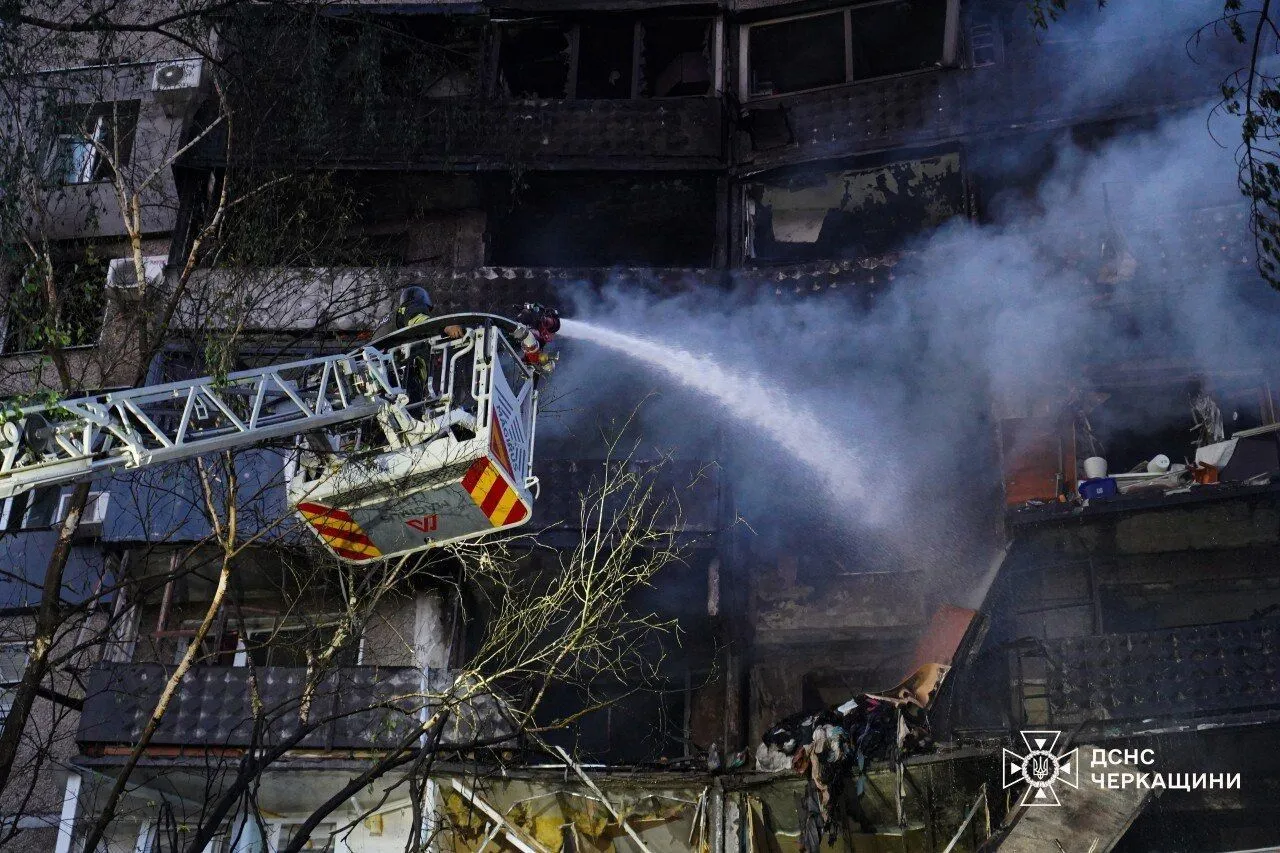 У Черкасах дрон окупантів вдарив по багатоповерхівці: багато постраждалих. Фото та відео наслідків