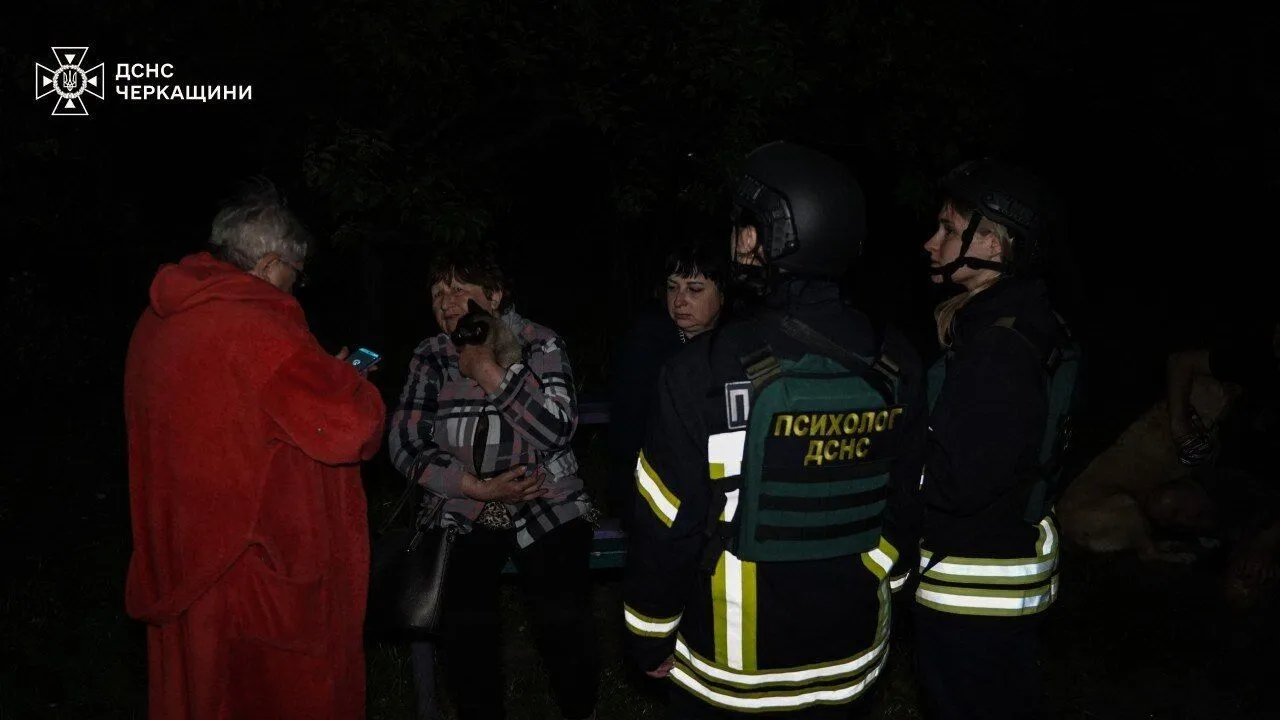 У Черкасах дрон окупантів вдарив по багатоповерхівці: багато постраждалих. Фото та відео наслідків