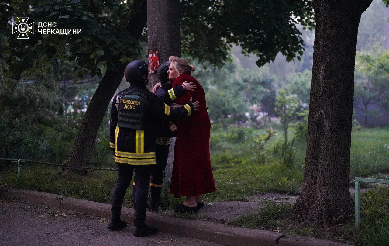 У Черкасах дрон окупантів вдарив по багатоповерхівці: багато постраждалих. Фото та відео наслідків