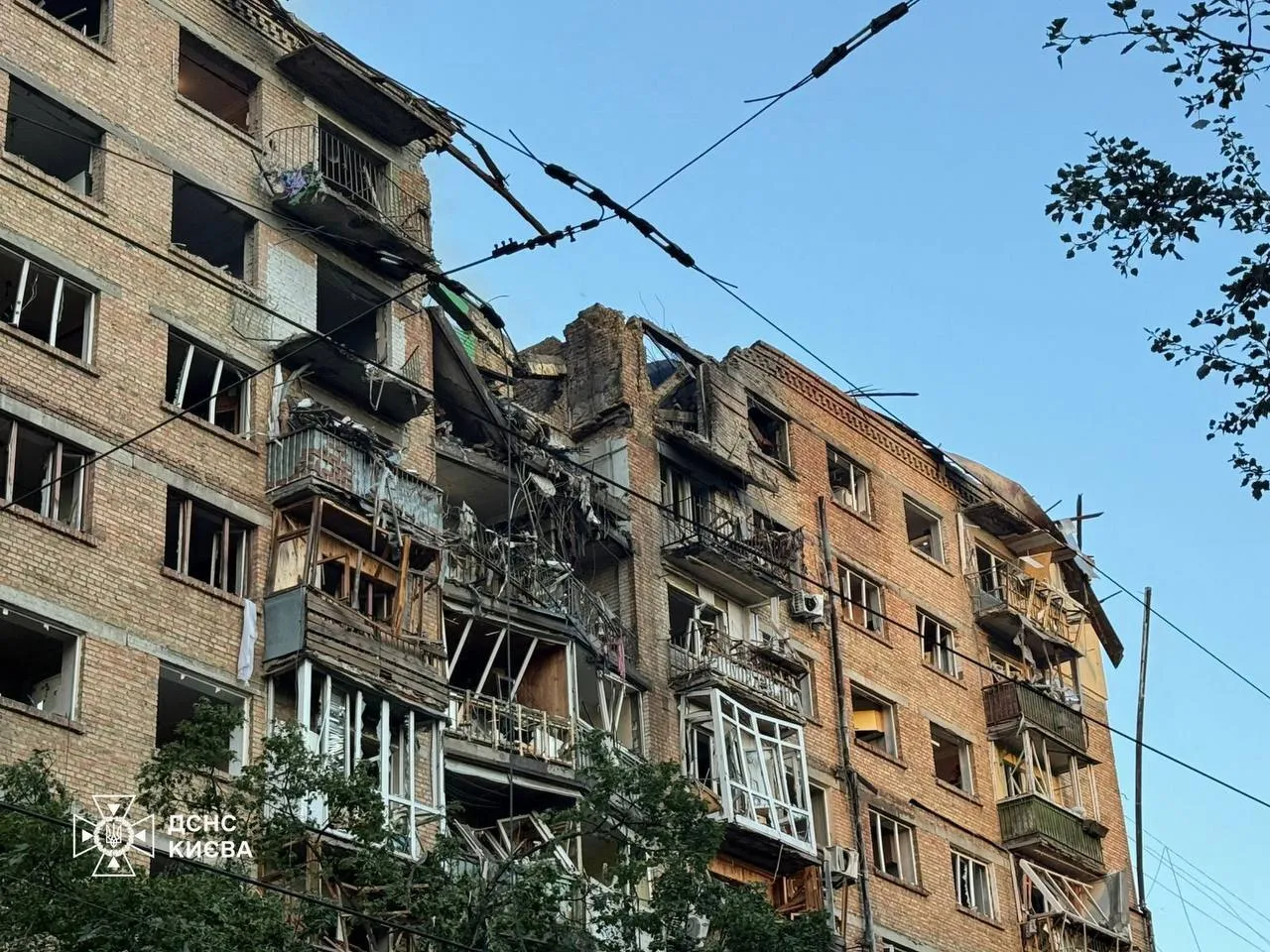 Київ у вогні і димі після нічної атаки РФ: є загиблий і десятки постраждалих