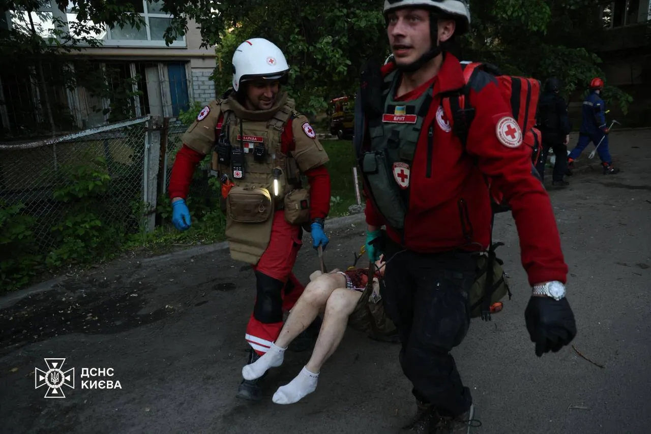 Київ у вогні і димі після нічної атаки РФ: є загиблий і десятки постраждалих