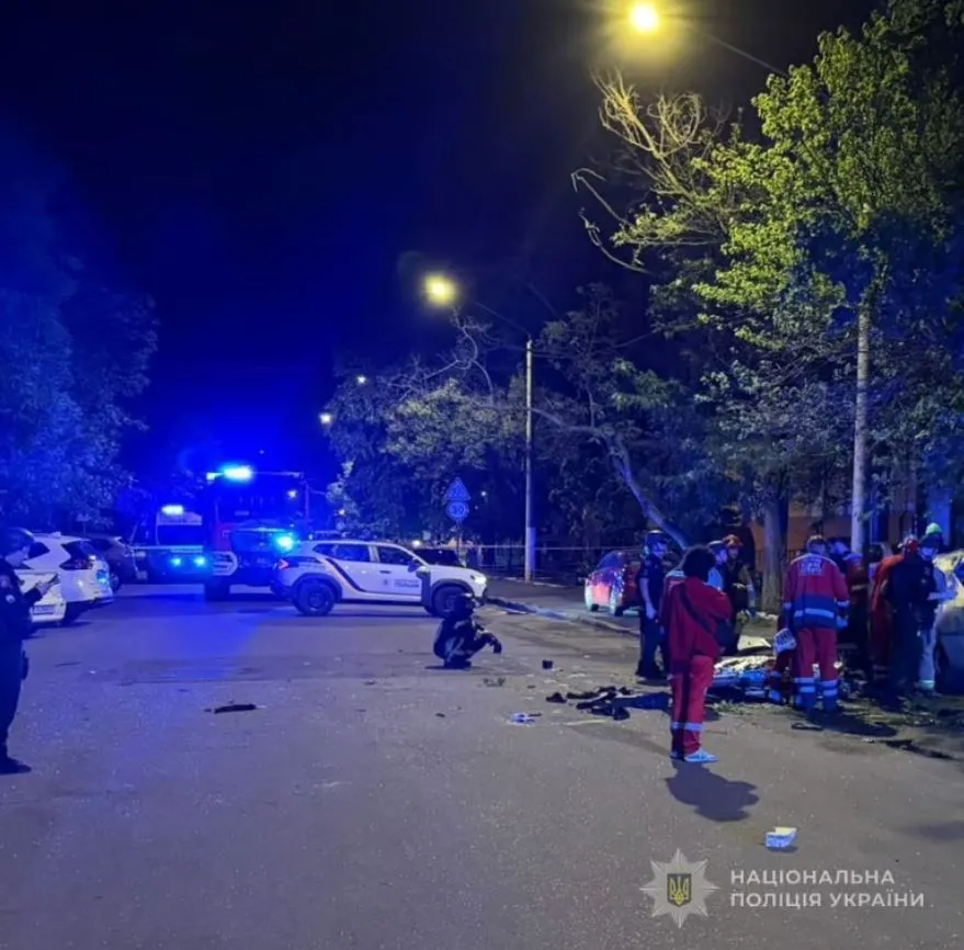 В Одесі вибухнув автомобіль: є постраждалі, у СБУ повідомили про теракт. Фото