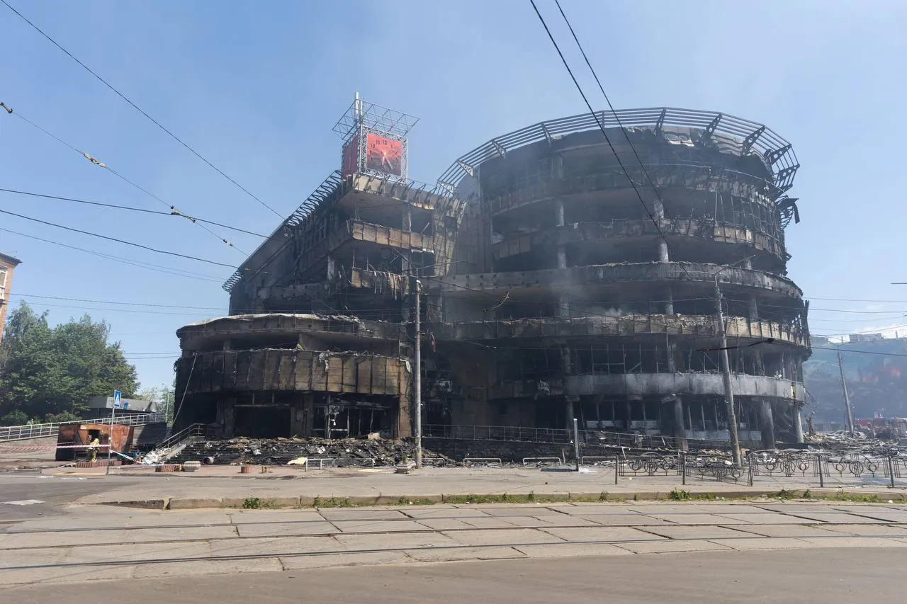 "За всі ці злочини вони нестимуть відповідальність": Зеленський приїхав на місце удару РФ на Лук'янівці