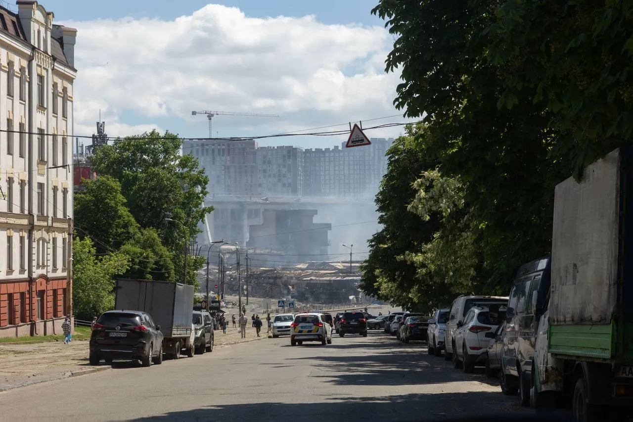 "За всі ці злочини вони нестимуть відповідальність": Зеленський приїхав на місце удару РФ на Лук'янівці