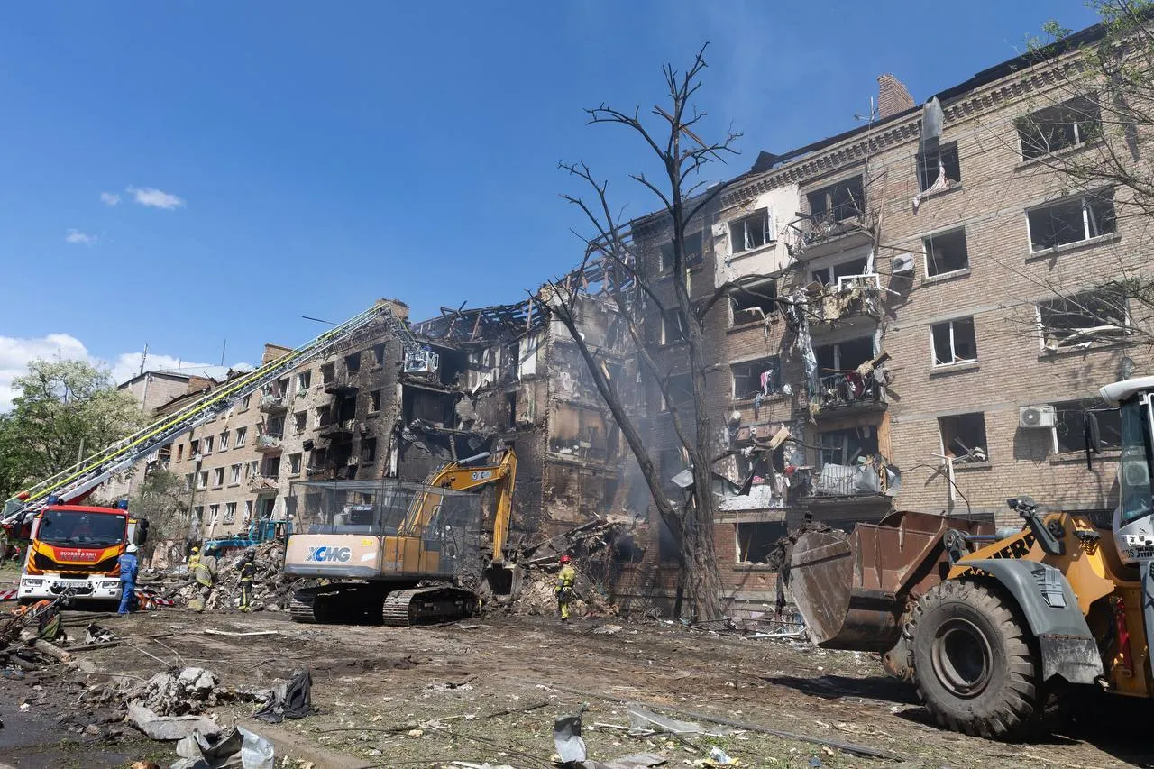 "За всі ці злочини вони нестимуть відповідальність": Зеленський приїхав на місце удару РФ на Лук'янівці