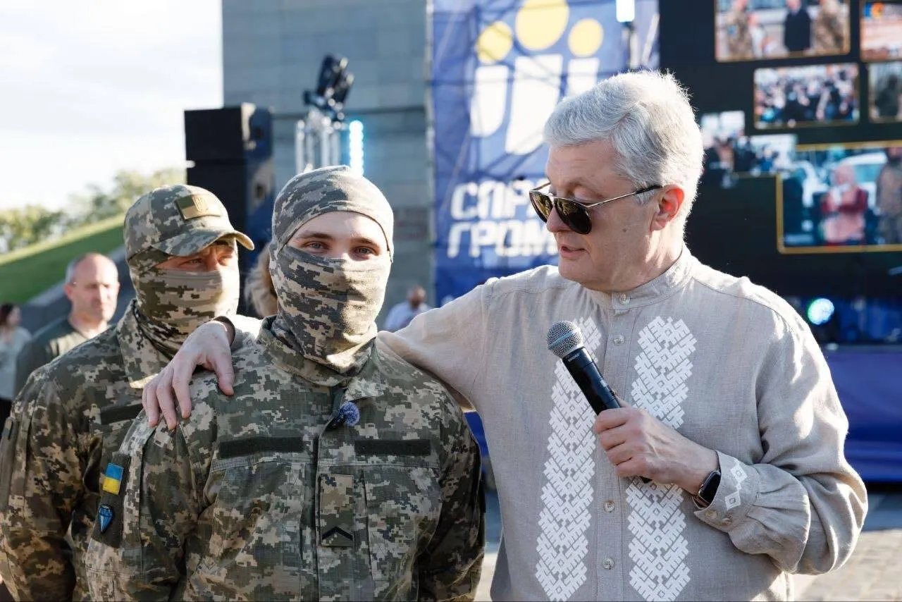 "Ежедневно подставляют плечо армии": Порошенко поздравил "Дело Громад" с годовщиной. Фото