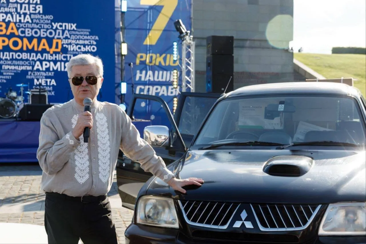 "Ежедневно подставляют плечо армии": Порошенко поздравил "Дело Громад" с годовщиной. Фото