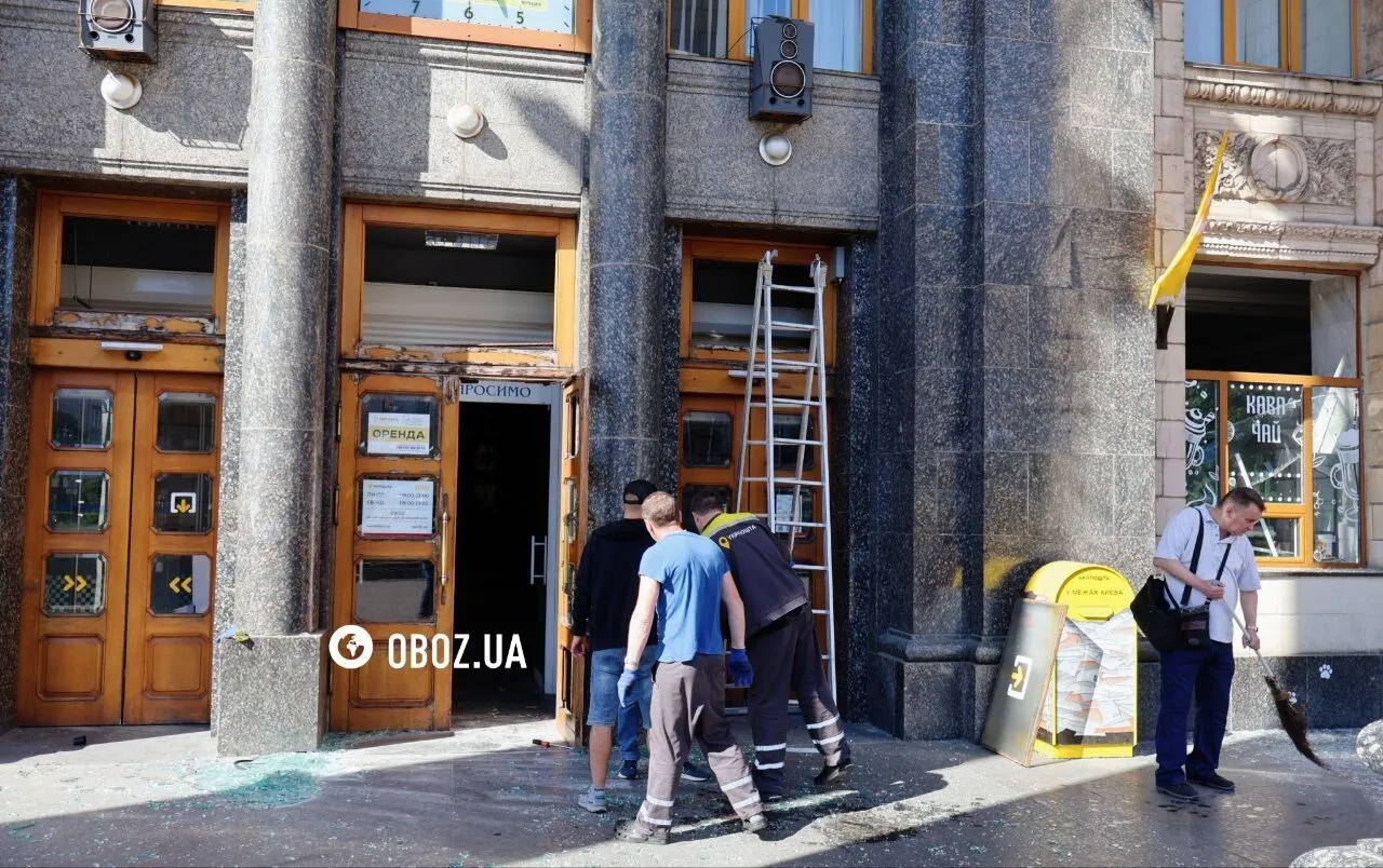 Обломок от ракеты и выбитые окна: как выглядит Главпочтамт на Крещатике после атаки РФ