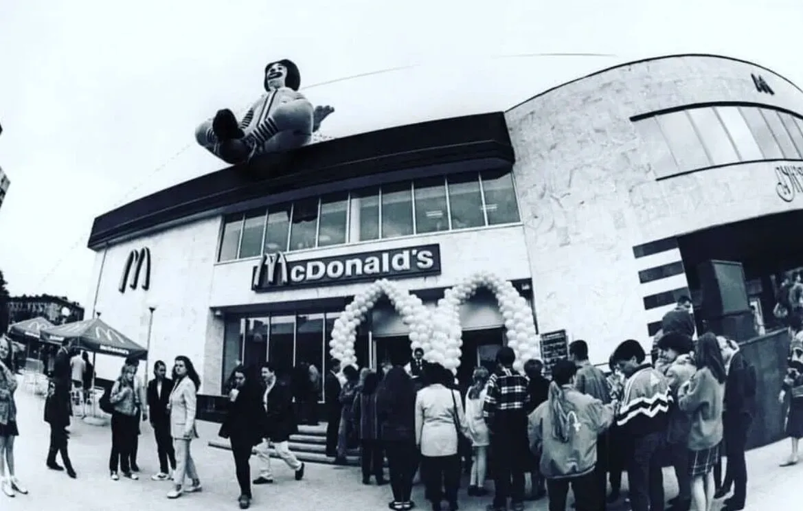 Первый в Украине McDonald's попал под удар РФ в 29 годовщину открытия: каким было заведение в 1997 году