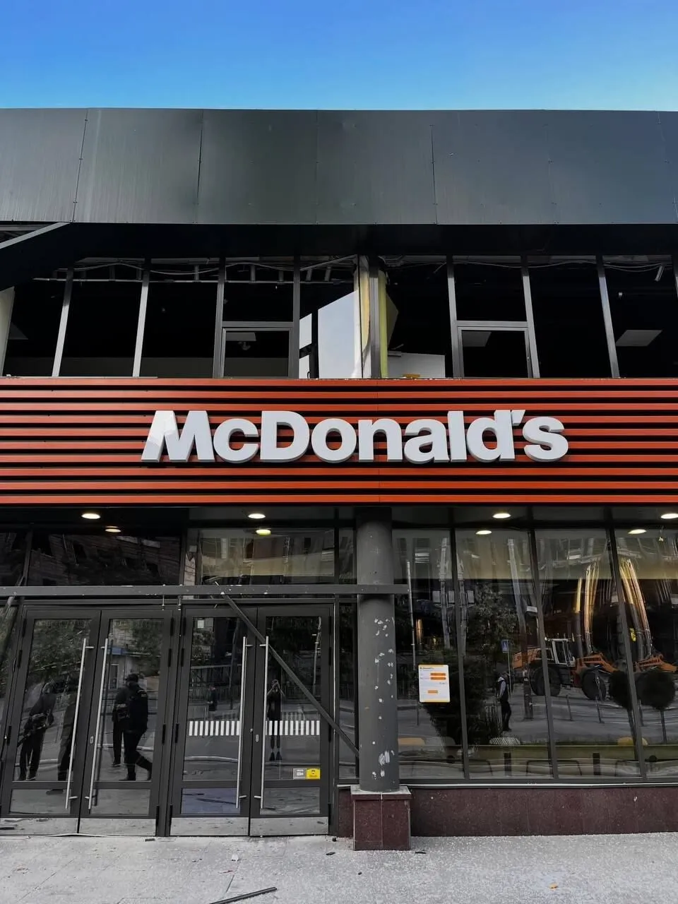 Первый в Украине McDonald's попал под удар РФ в 29 годовщину открытия: каким было заведение в 1997 году