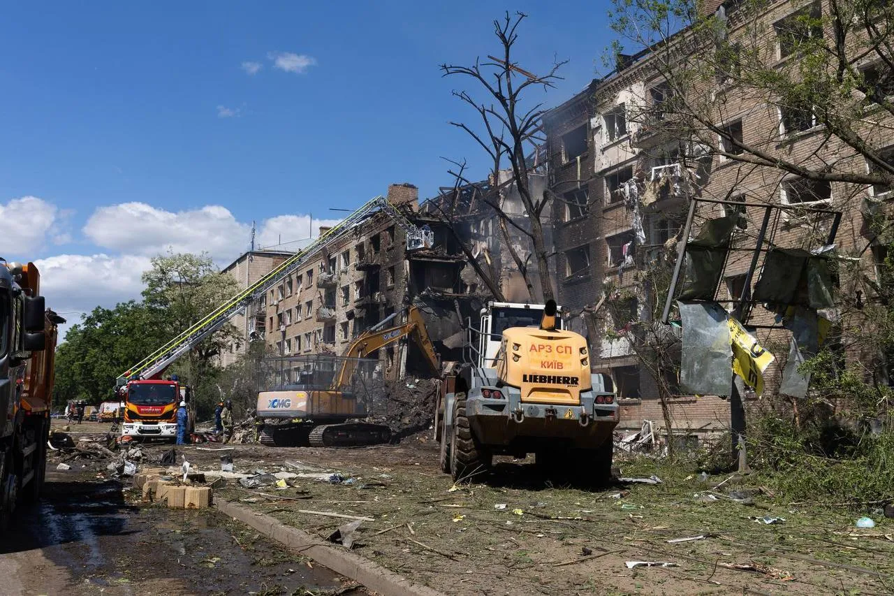 Около 100 пострадавших и 4 погибших: Зеленский показал фото последствий масштабной атаки РФ 24 мая