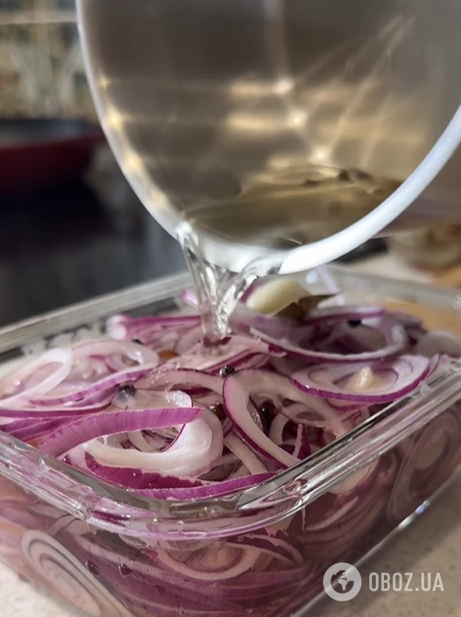 Как вкусно замариновать лук: идеальное дополнение к салатам и различным закускам