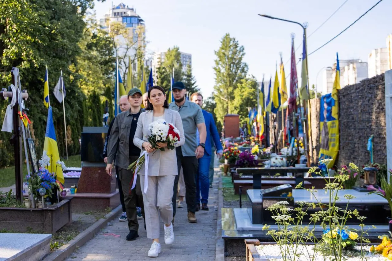 Тихановская прибыла с визитом в Киев и почтила память беларуски, которая погибла в боях за Украину. Фото