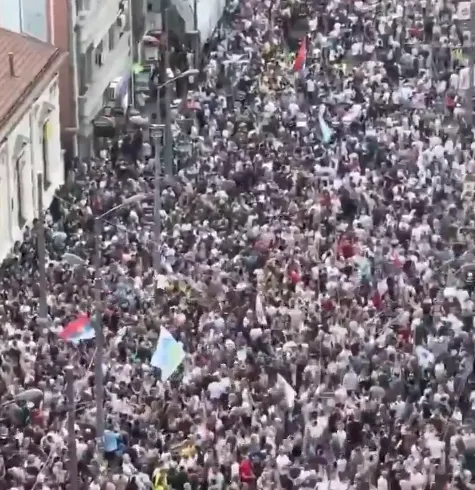 Вучич на фоне протестов заявил, что может уйти в отставку: почему десятки тысяч людей вышли на митинги в Сербии. Видео