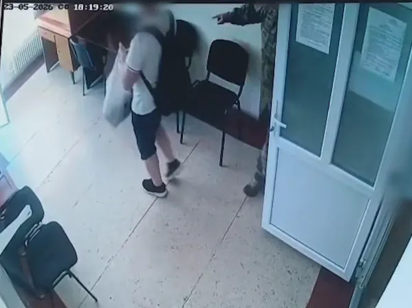 Зашел в уборную с рюкзаком, дальше раздался выстрел: в полиции показали кадры с камер в ТЦК в Тернополе
