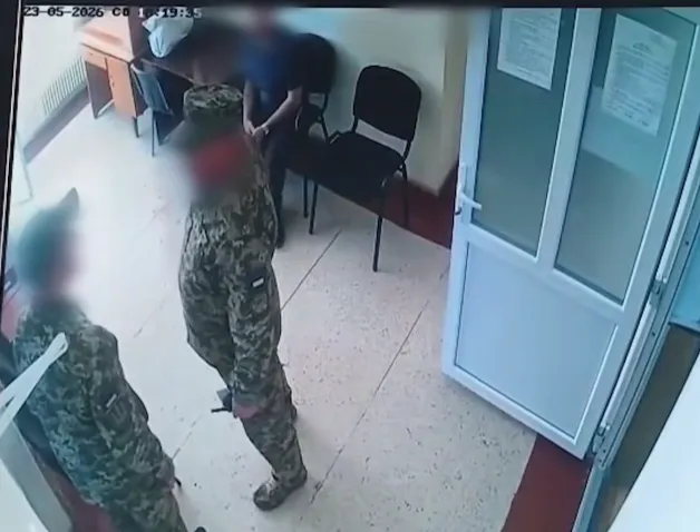 Зашел в уборную с рюкзаком, дальше раздался выстрел: в полиции показали кадры с камер в ТЦК в Тернополе