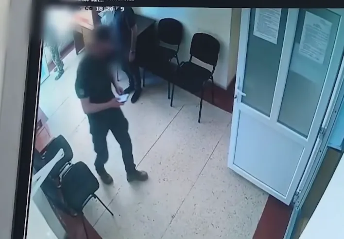 Зашел в уборную с рюкзаком, дальше раздался выстрел: в полиции показали кадры с камер в ТЦК в Тернополе