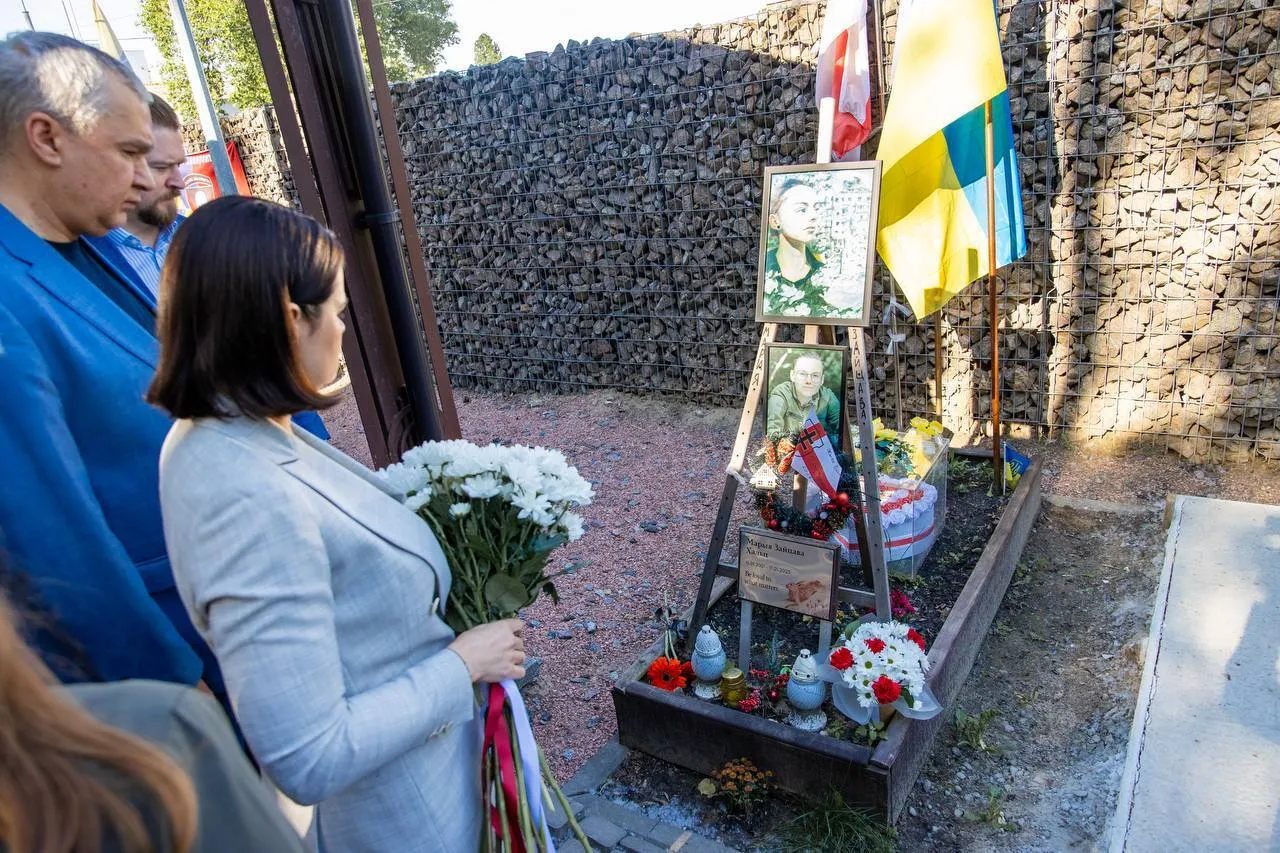 Тихановская прибыла с визитом в Киев и почтила память беларуски, которая погибла в боях за Украину. Фото