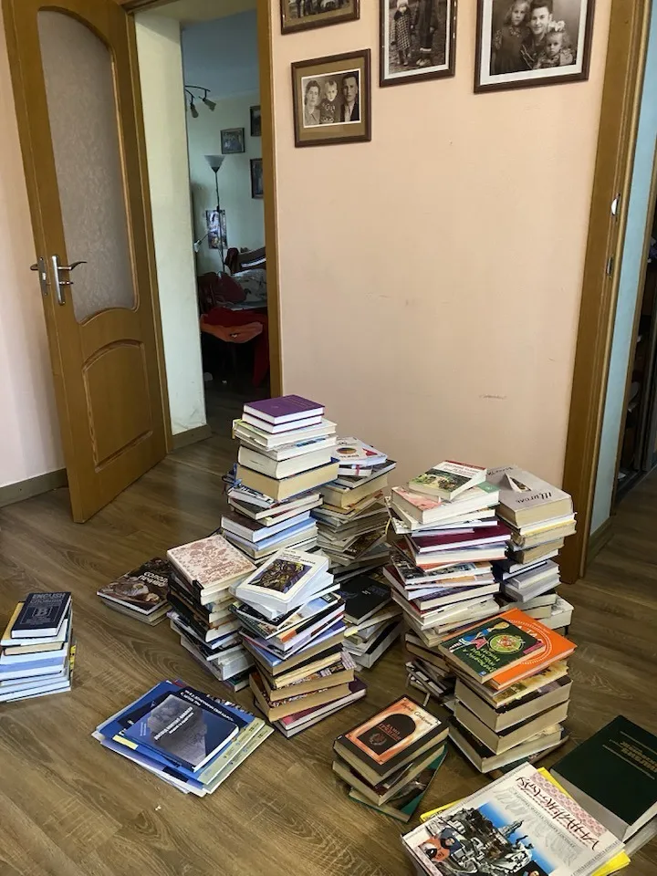 "Квартира полностью разбита". После обстрела Киева без крыши над головой осталась семья известных писателей с тремя детьми. Фото изнутри
