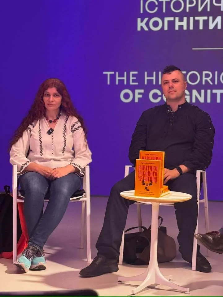 "Квартира полностью разбита". После обстрела Киева без крыши над головой осталась семья известных писателей с тремя детьми. Фото изнутри