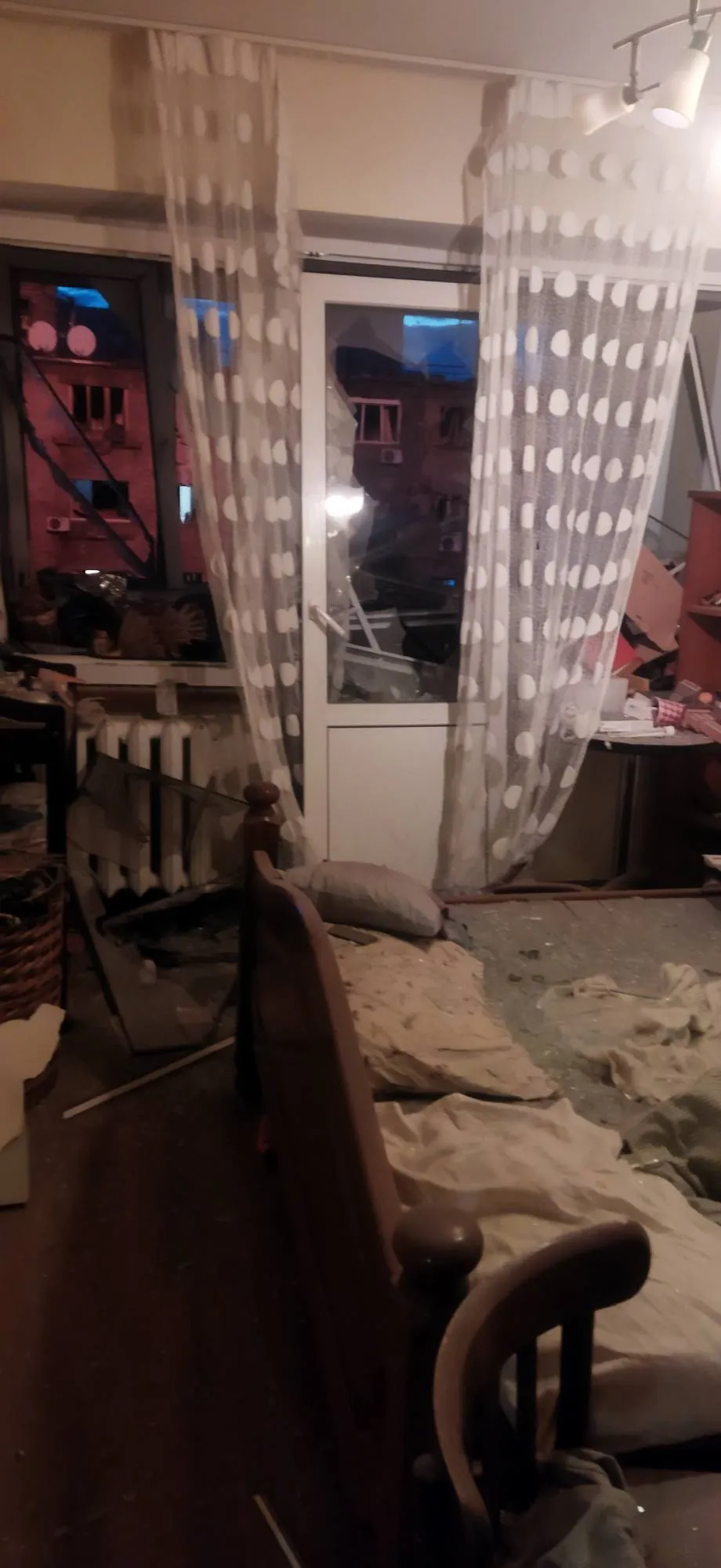 "Квартира полностью разбита". После обстрела Киева без крыши над головой осталась семья известных писателей с тремя детьми. Фото изнутри