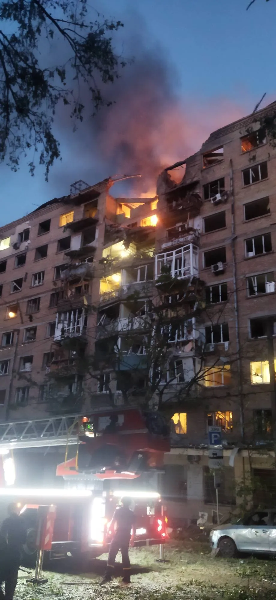 "Квартира полностью разбита". После обстрела Киева без крыши над головой осталась семья известных писателей с тремя детьми. Фото изнутри