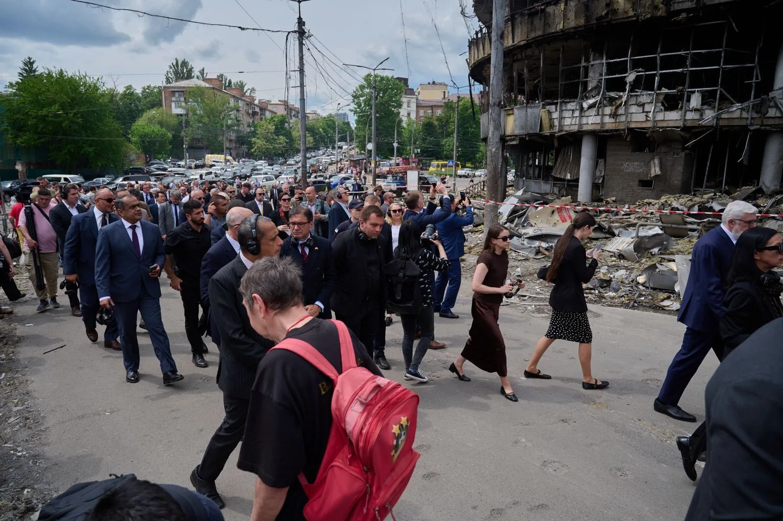 "Потрібні чіткі сигнали Москві": місця російських ударів у Києві відвідали представники 70 іноземних дипломатичних місій. Фото