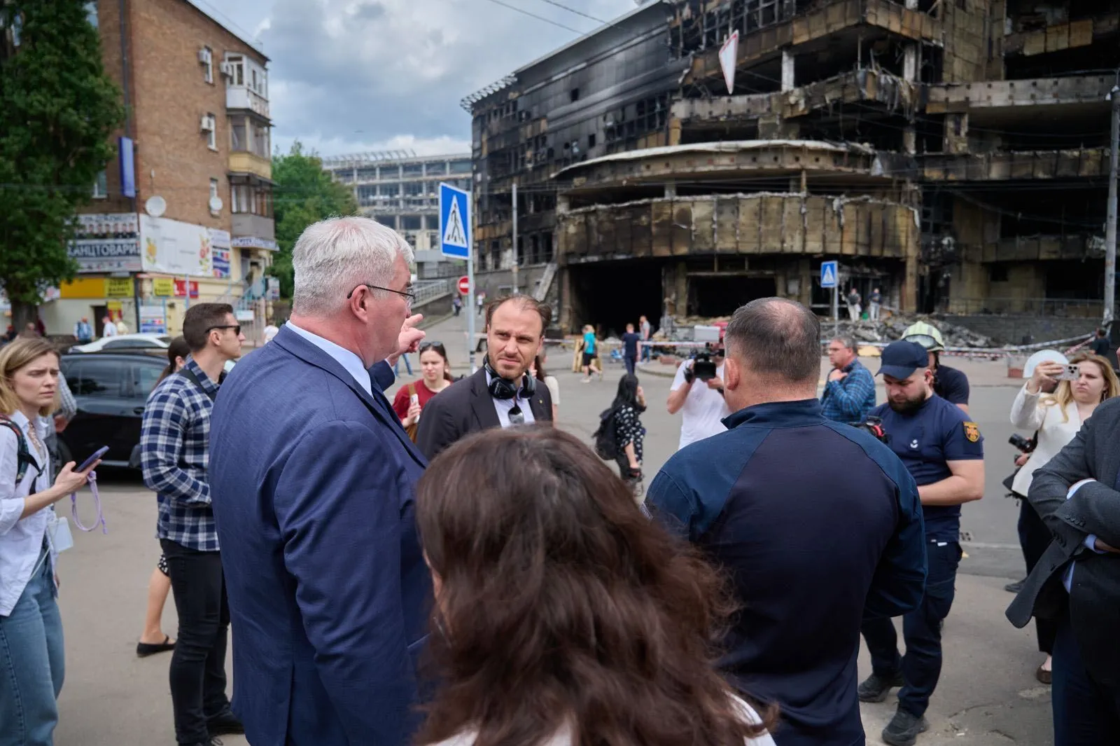 "Потрібні чіткі сигнали Москві": місця російських ударів у Києві відвідали представники 70 іноземних дипломатичних місій. Фото