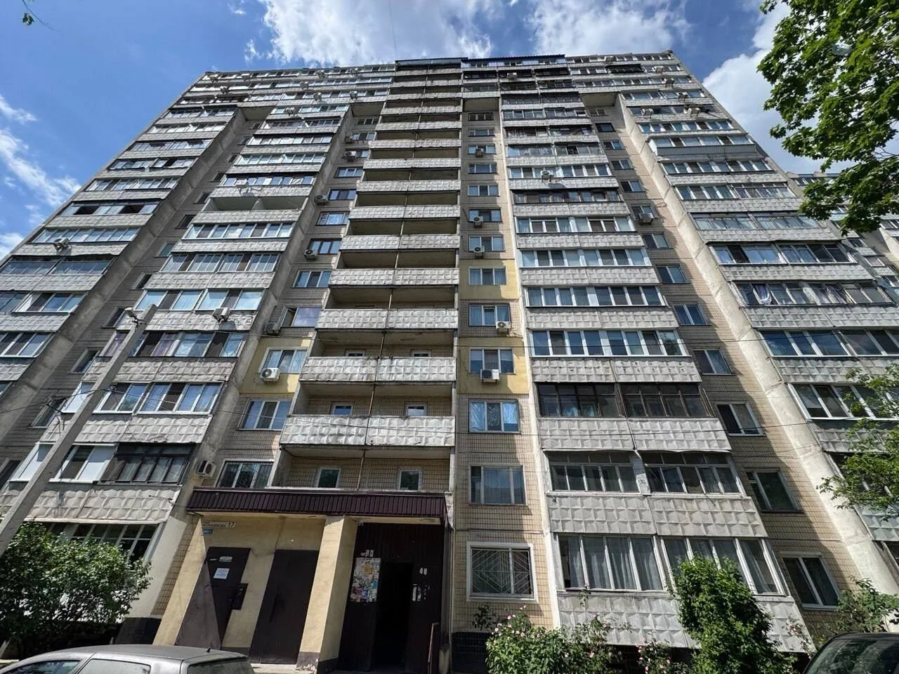 Сонячні панелі та генератори: як Дніпро захищає житловий фонд від блекаутів
