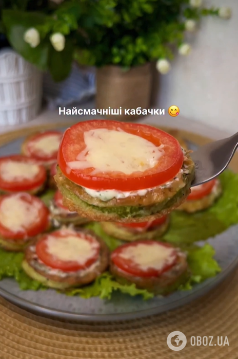 Найсмачніші смажені кабачки: додайте соус, помідор та сир