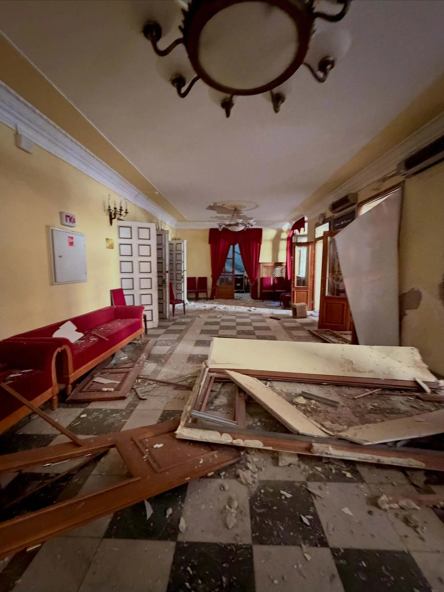 У Києві історичну будівлю колишнього Жовтневого палацу пошкоджено внаслідок обстрілу РФ. Подробиці фото та відео