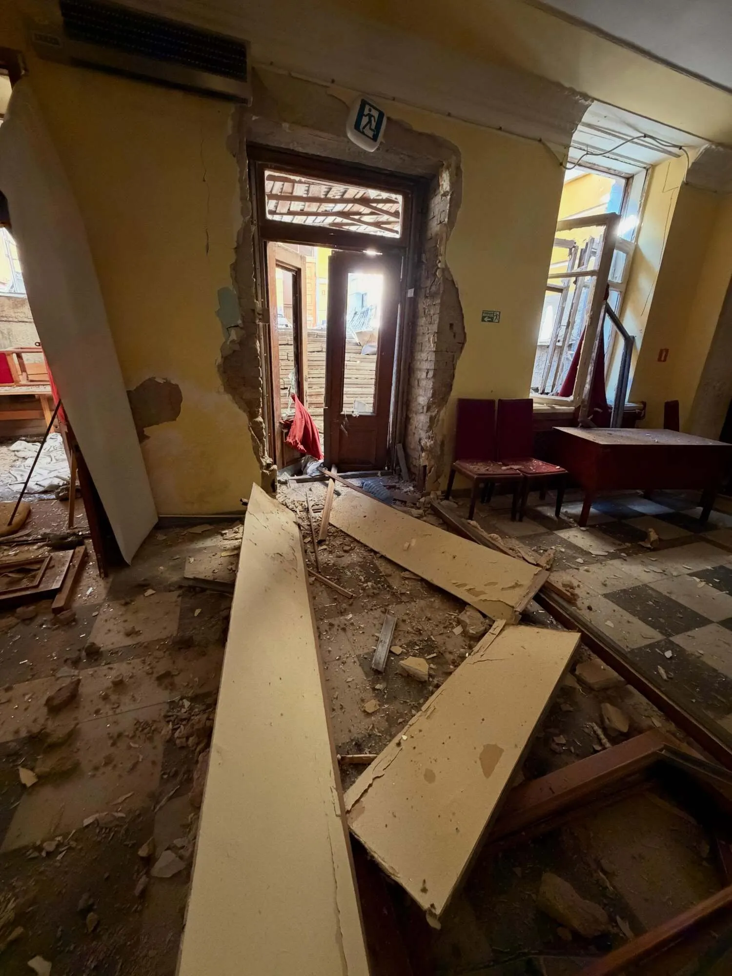 У Києві історичну будівлю колишнього Жовтневого палацу пошкоджено внаслідок обстрілу РФ. Подробиці фото та відео