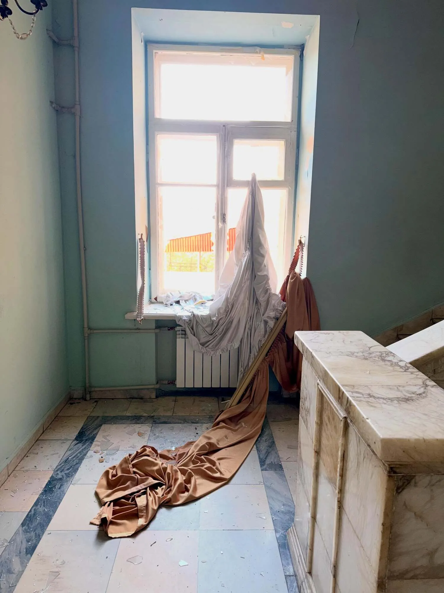 У Києві історичну будівлю колишнього Жовтневого палацу пошкоджено внаслідок обстрілу РФ. Подробиці фото та відео
