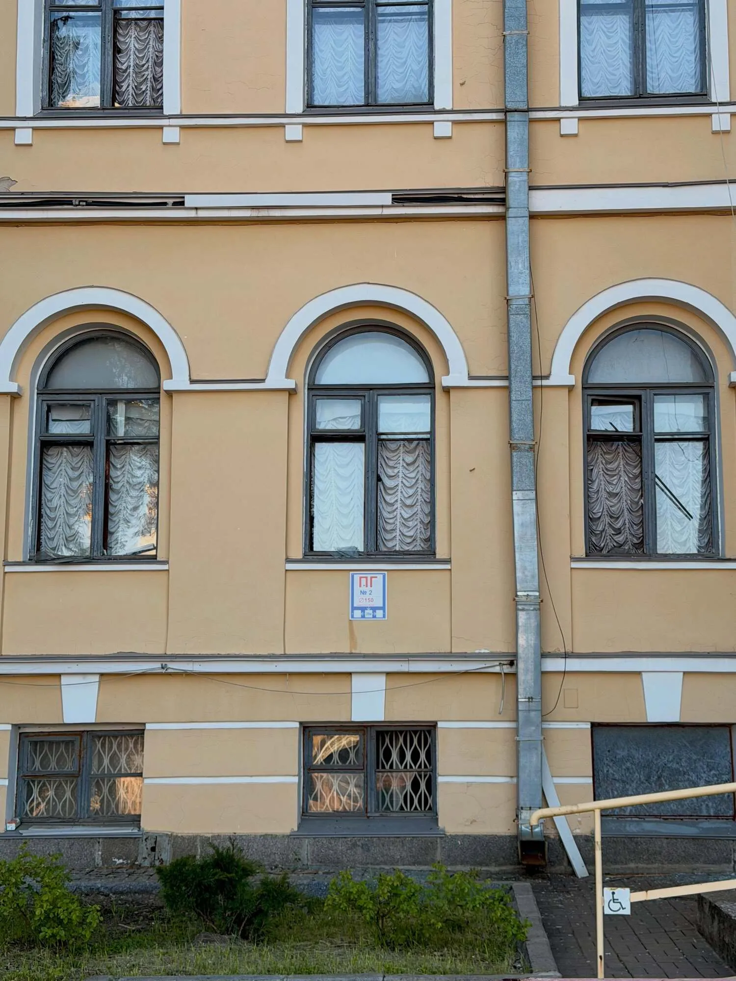 У Києві історичну будівлю колишнього Жовтневого палацу пошкоджено внаслідок обстрілу РФ. Подробиці фото та відео