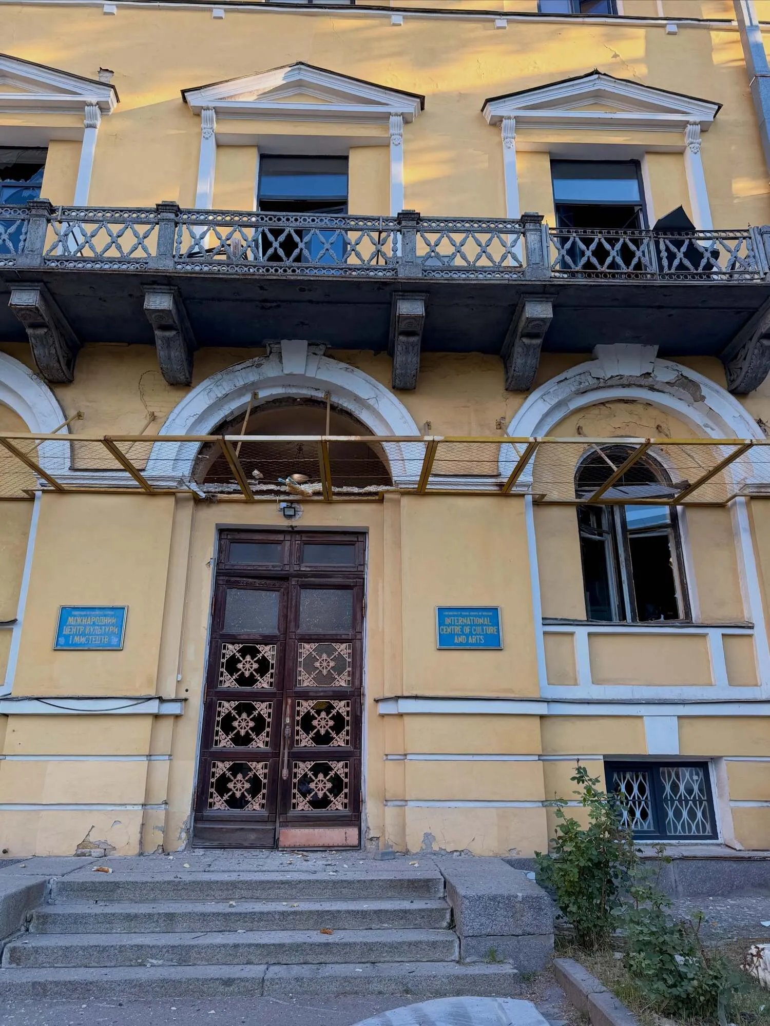 У Києві історичну будівлю колишнього Жовтневого палацу пошкоджено внаслідок обстрілу РФ. Подробиці фото та відео