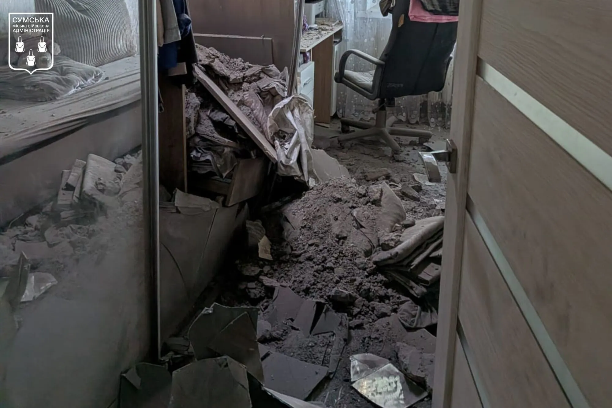 У Сумах російський дрон пробив дах багатоповерхівки: пошкоджено квартиру. Фото і відео